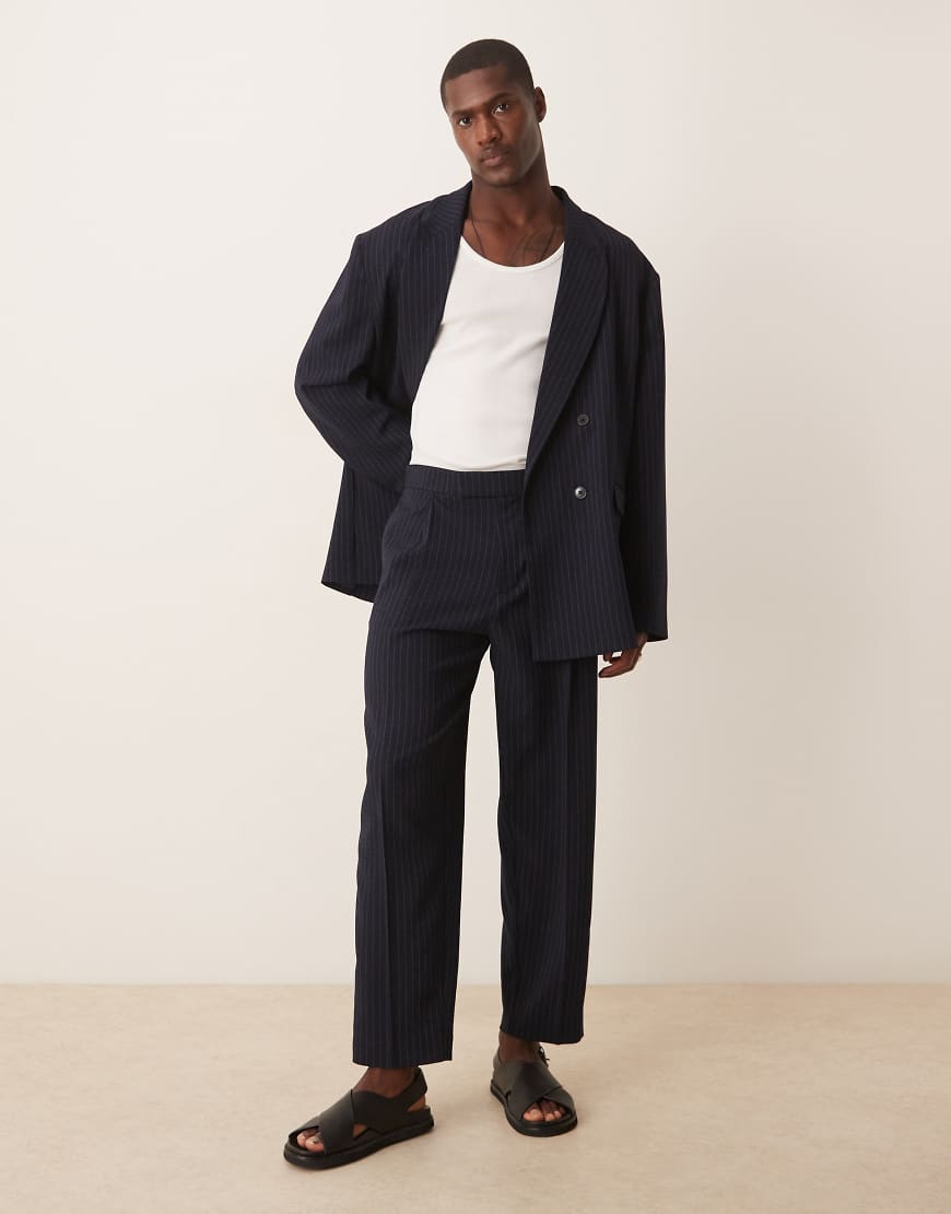 ASOS DESIGN - Schmal zulaufende Oversize-Anzughose in Marineblau mit Nadelstreifen ASOS DESIGN - Schmal zulaufende Oversize-Anzughose in Marineblau mit Nadelstreifen von ASOS DESIGN