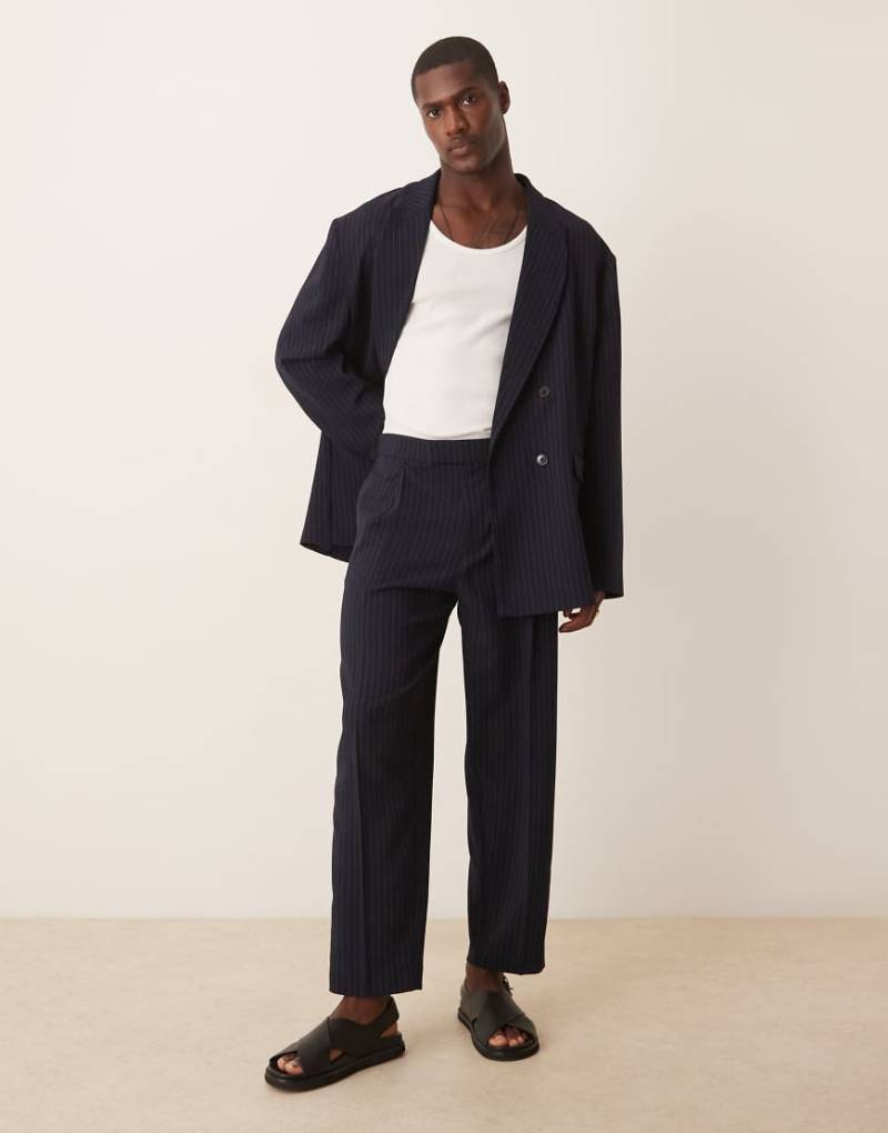 ASOS DESIGN - Schmal zulaufende Oversize-Anzughose in Marineblau mit Nadelstreifen von ASOS DESIGN