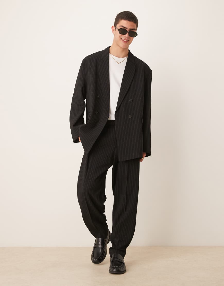 ASOS DESIGN - Schmal zulaufende Oversize-Anzughose in Schwarz mit Nadelstreifen ASOS DESIGN - Schmal zulaufende Oversize-Anzughose in Schwarz mit Nadelstreifen von ASOS DESIGN