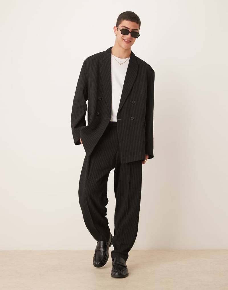 ASOS DESIGN - Schmal zulaufende Oversize-Anzughose in Schwarz mit Nadelstreifen von ASOS DESIGN