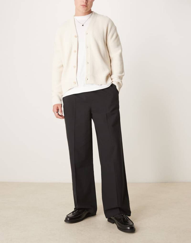 ASOS DESIGN - Schmal zulaufende Oversize-Hose aus Baumwoll-Leinenmix in Schwarz von ASOS DESIGN