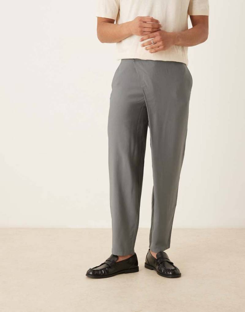 ASOS DESIGN - Schmal zulaufende Oversize-Hose in Grau mit Wickelfront-Schwarz von ASOS DESIGN