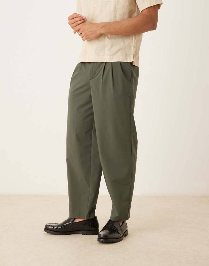 ASOS DESIGN - Schmal zulaufende Oversize-Hose in Grün von ASOS DESIGN