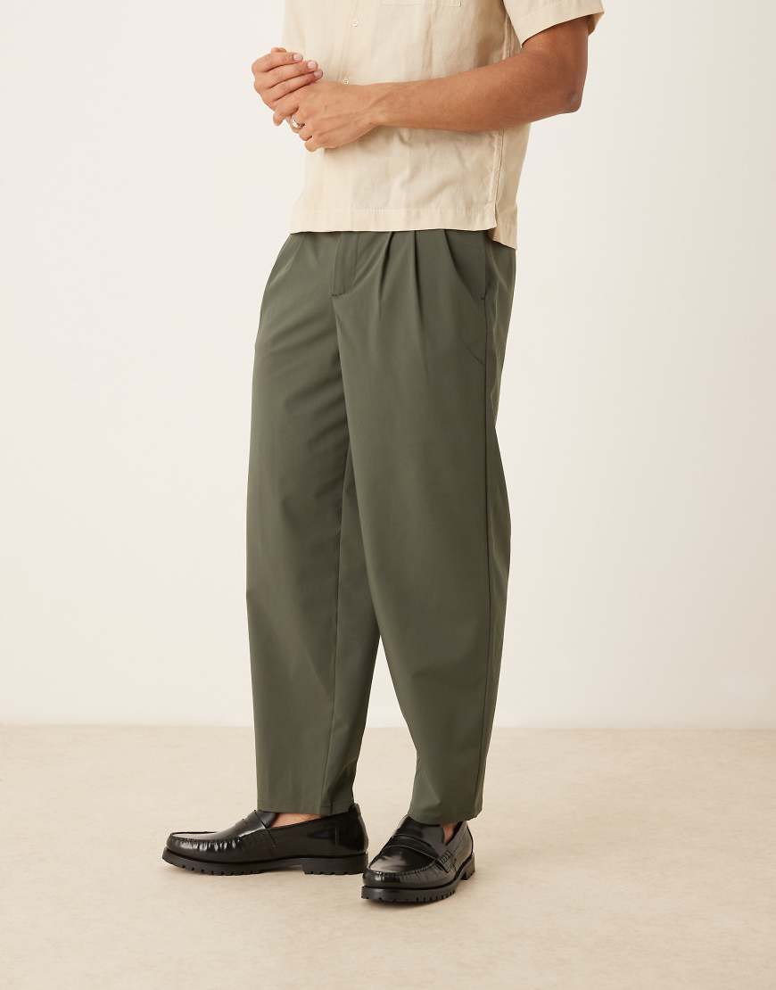 ASOS DESIGN - Schmal zulaufende Oversize-Hose in Grün von ASOS DESIGN
