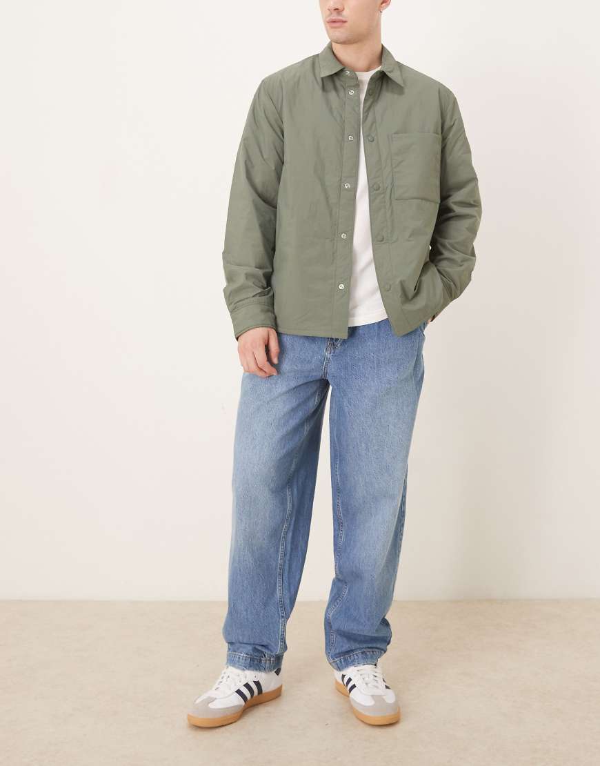 ASOS DESIGN - Schmal zulaufende Oversize-Jeans aus mittelblauem Denim mit Bundfalten von ASOS DESIGN