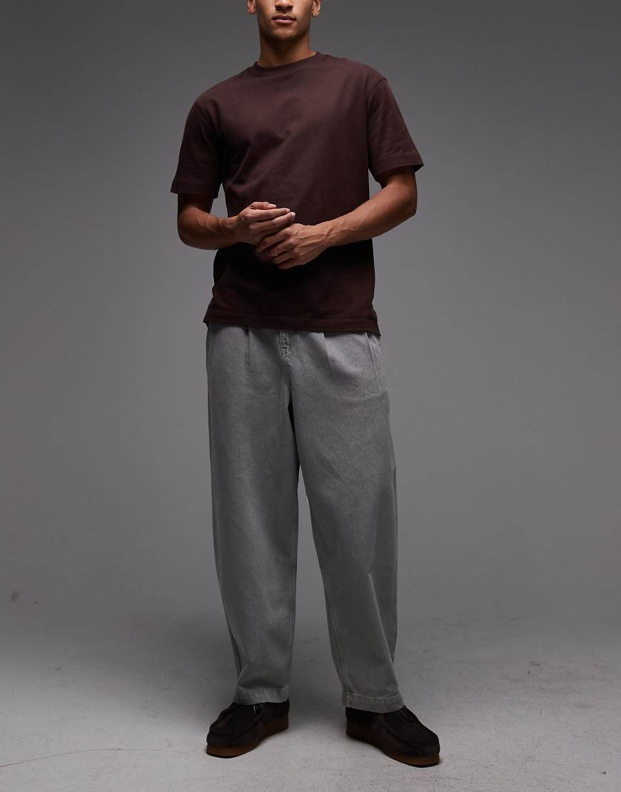 ASOS DESIGN - Schmal zulaufende Oversize-Jeans in Steinbeige mit Farbtönung-Neutral von ASOS DESIGN