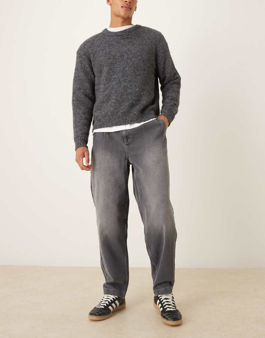 ASOS DESIGN - Schmal zulaufende Oversize-Jeans in schwarzer Waschung von ASOS DESIGN