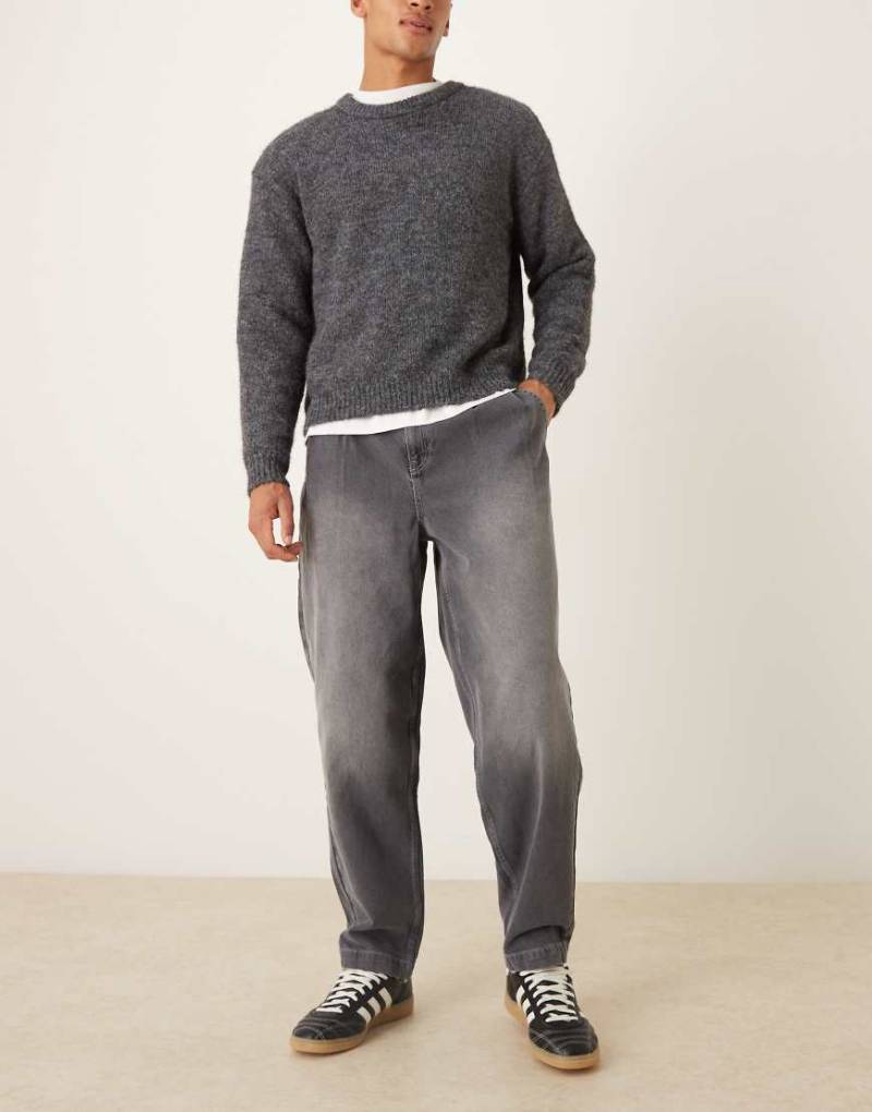 ASOS DESIGN - Schmal zulaufende Oversize-Jeans in schwarzer Waschung von ASOS DESIGN