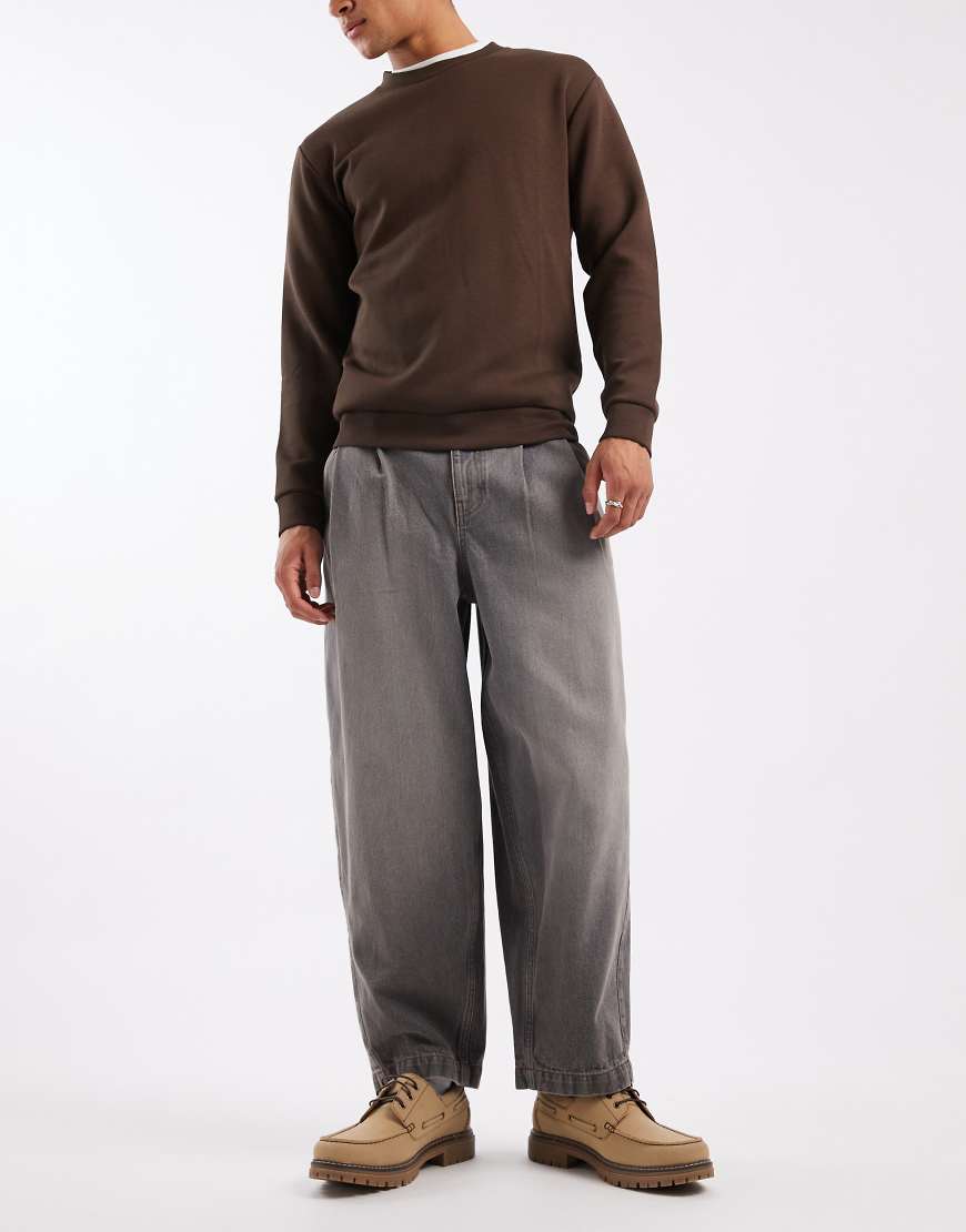 ASOS DESIGN - Schmal zulaufende Oversize-Jeans in verwaschenem Grau von ASOS DESIGN