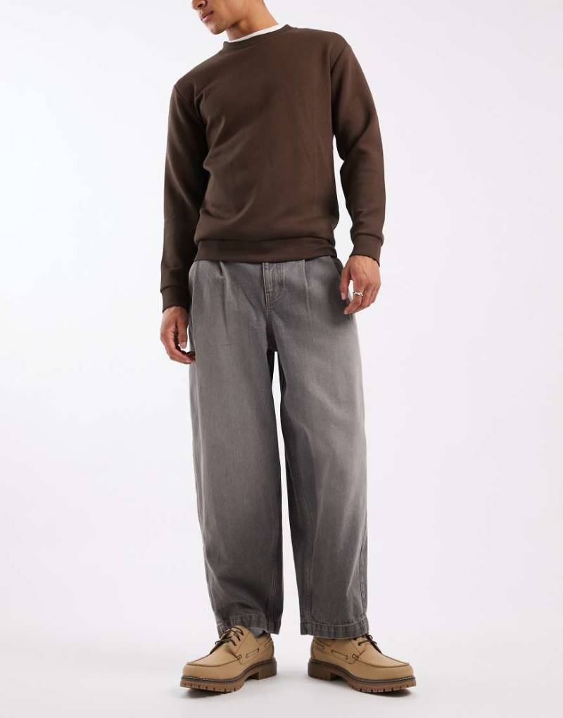 ASOS DESIGN - Schmal zulaufende Oversize-Jeans in verwaschenem Grau von ASOS DESIGN