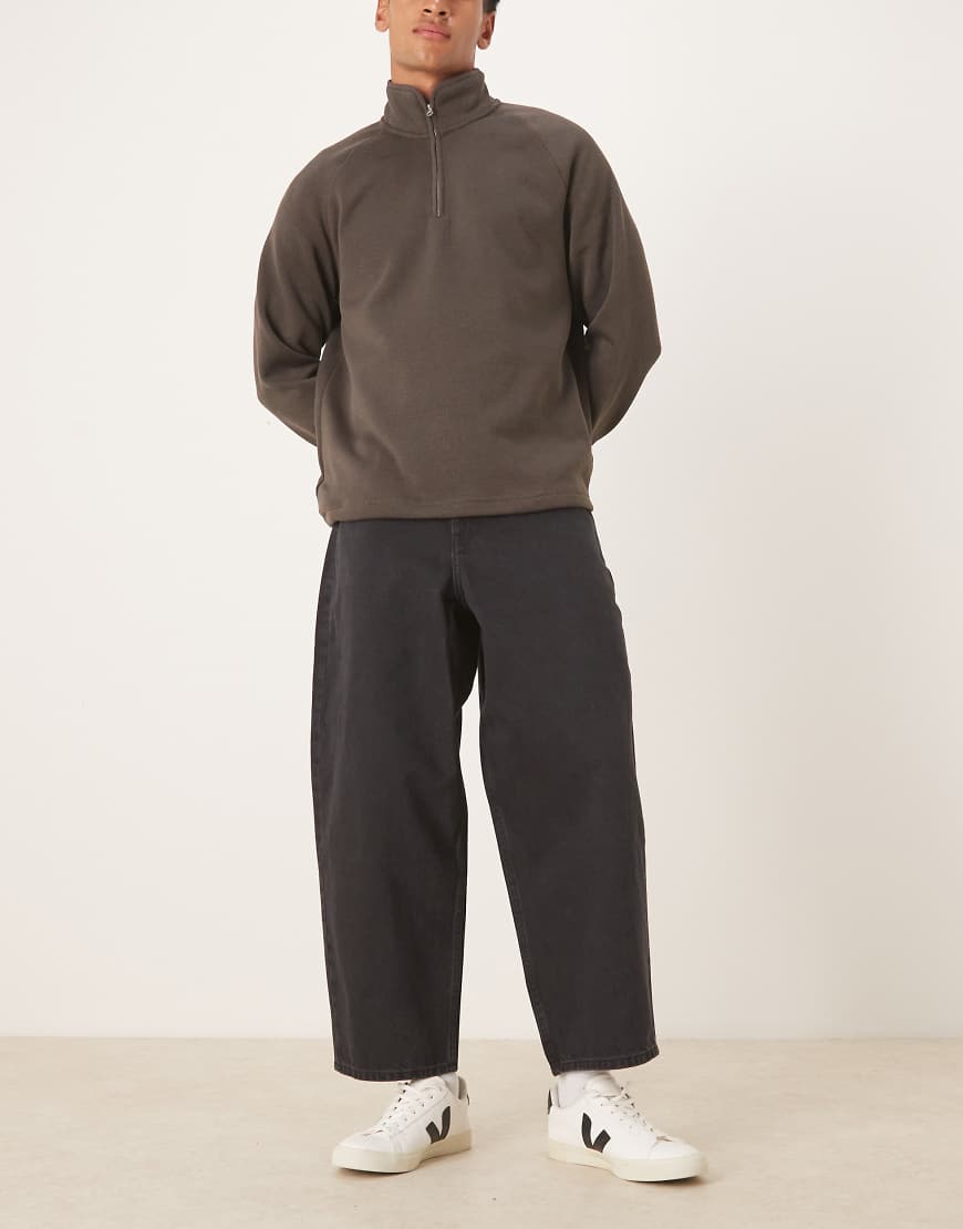 ASOS DESIGN - Schmal zulaufende Oversize-Jeans in verwaschenem Schwarz von ASOS DESIGN