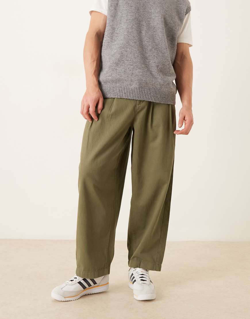 ASOS DESIGN - Schmal zulaufende Oversized-Chinohose in Khaki-Grün von ASOS DESIGN