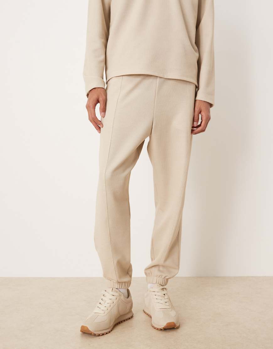 ASOS DESIGN - Schmal zulaufende Pikee-Jogginghose in Beige mit Biesen, Kombiteil-Neutral von ASOS DESIGN