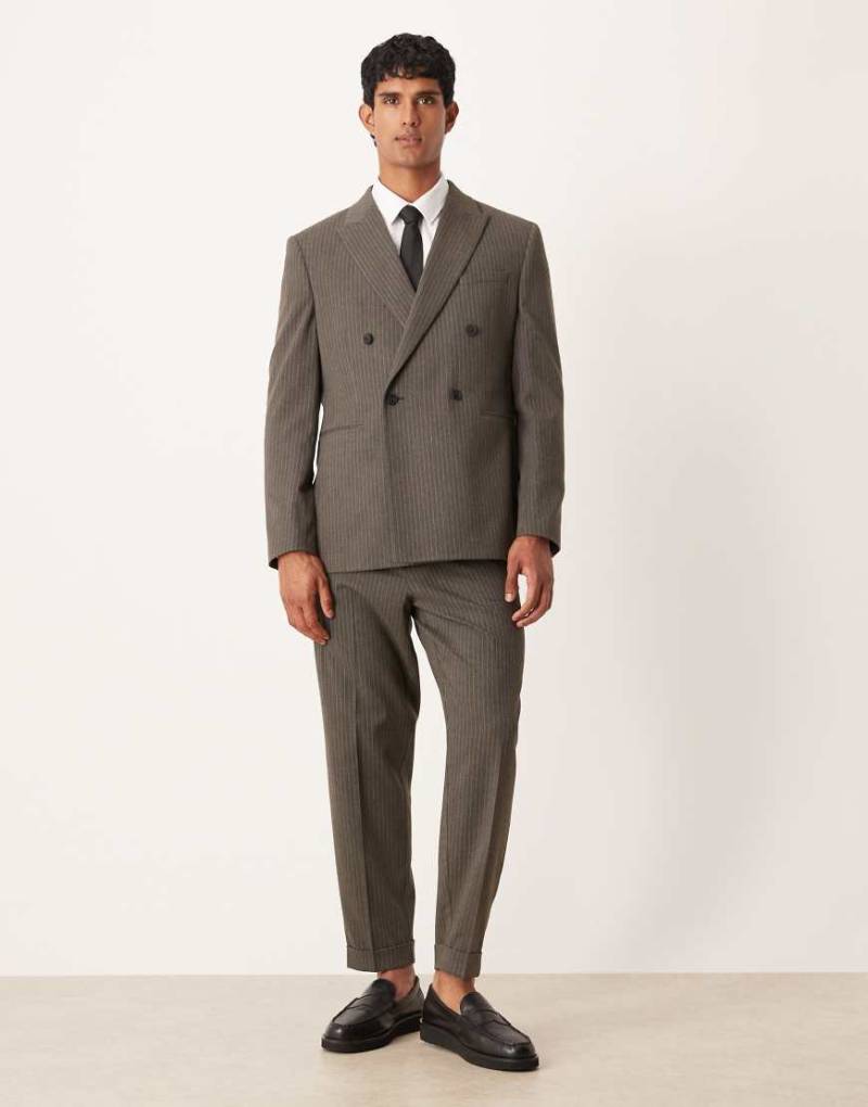 ASOS DESIGN - Schmal zulaufende Relaxed-Fit-Anzughose aus Flanell in Anthrazit mit Nadelstreifen-Grau von ASOS DESIGN