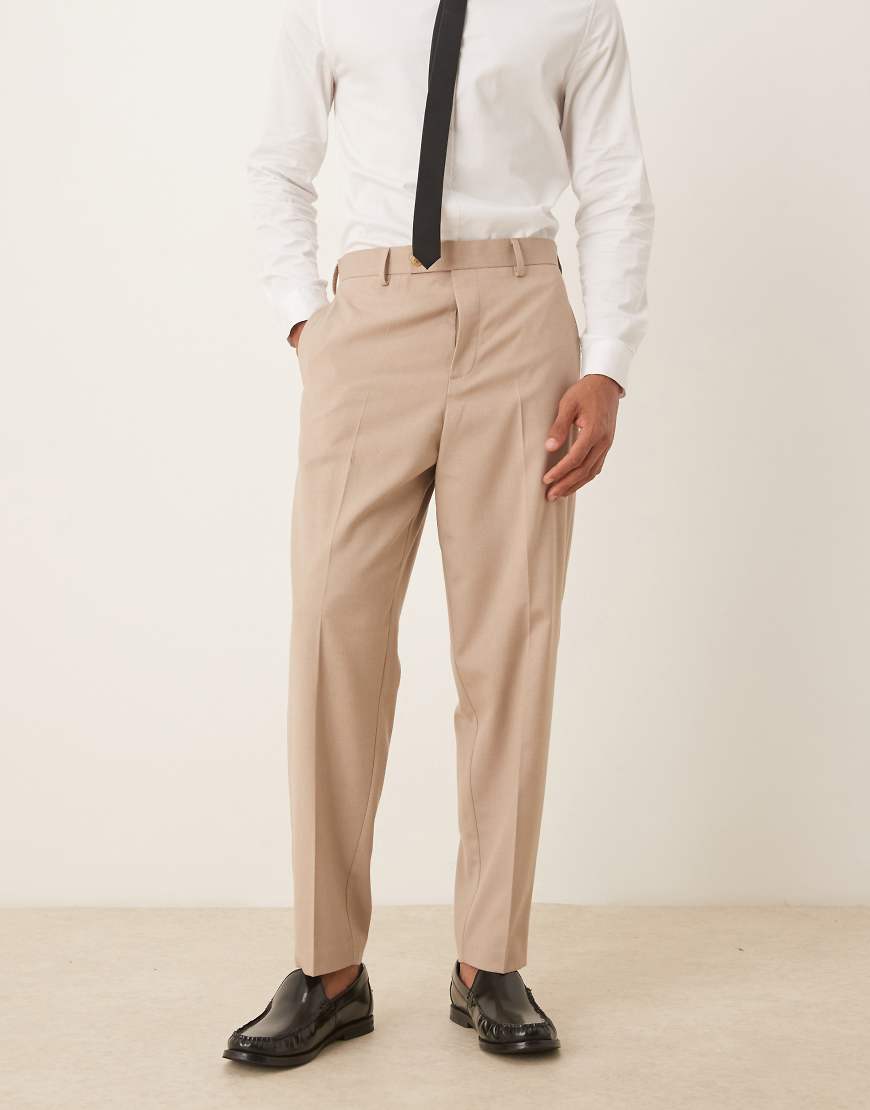 ASOS DESIGN - Schmal zulaufende Relaxed Fit Anzughose aus Flanell in Beige-Neutral von ASOS DESIGN