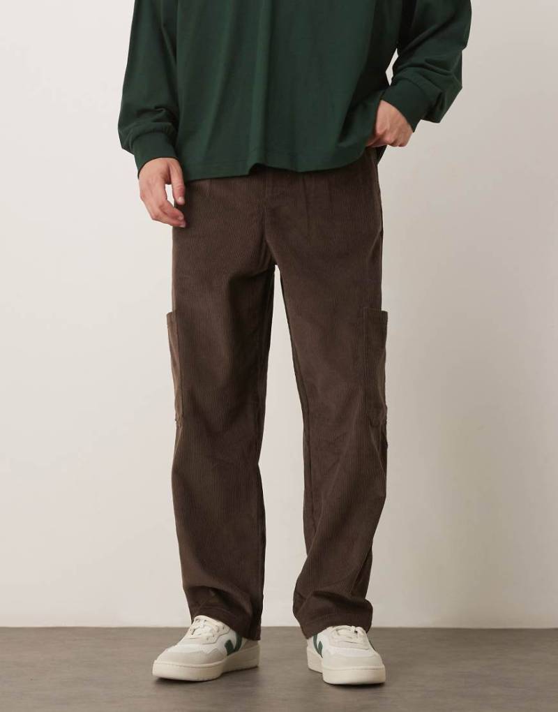 ASOS DESIGN - Schmal zulaufende Relaxed Fit Cargohose aus Cord in Braun mit Bundfalten-Brown von ASOS DESIGN