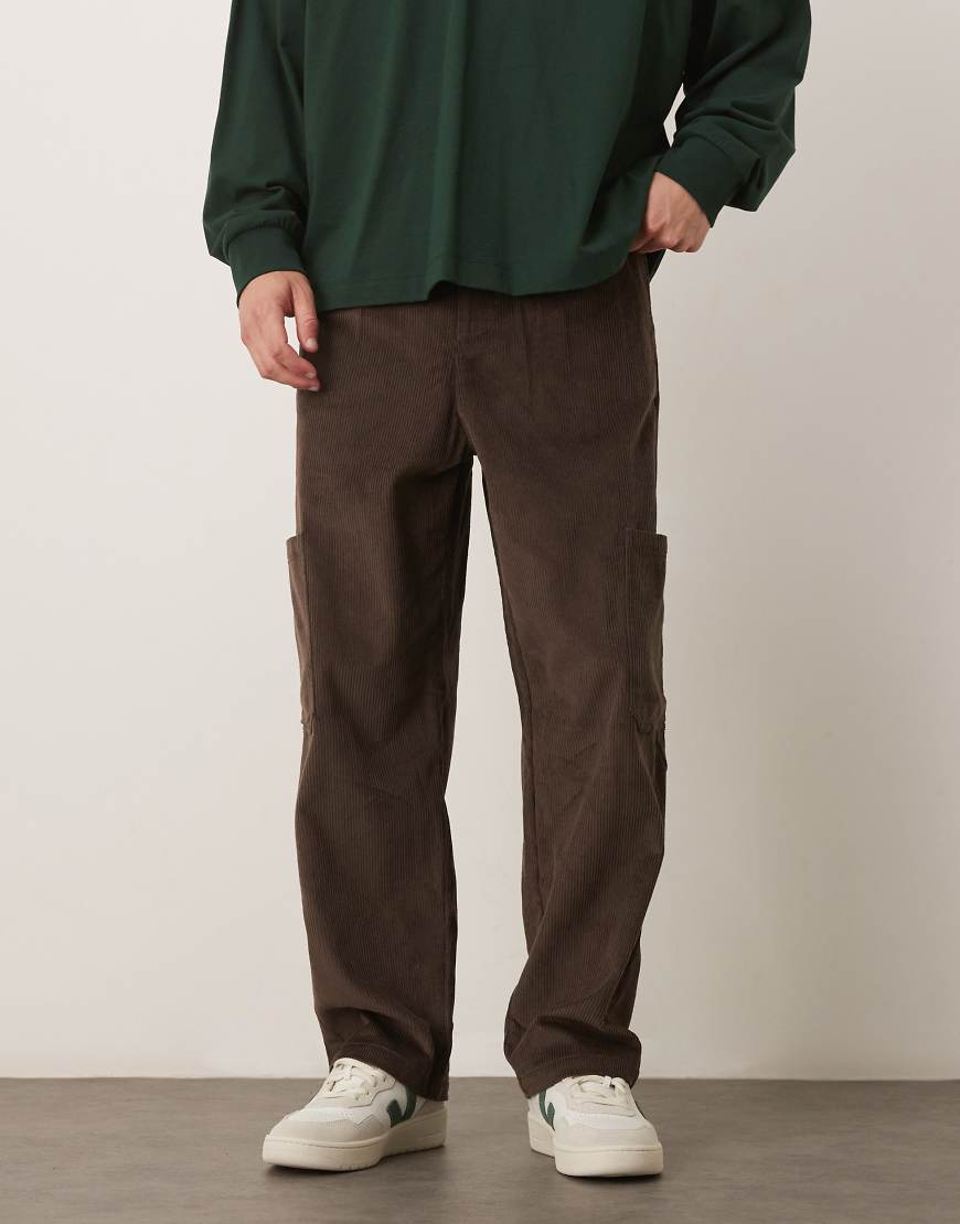 ASOS DESIGN - Schmal zulaufende Relaxed Fit Cargohose aus Cord in Braun mit Bundfalten-Brown von ASOS DESIGN