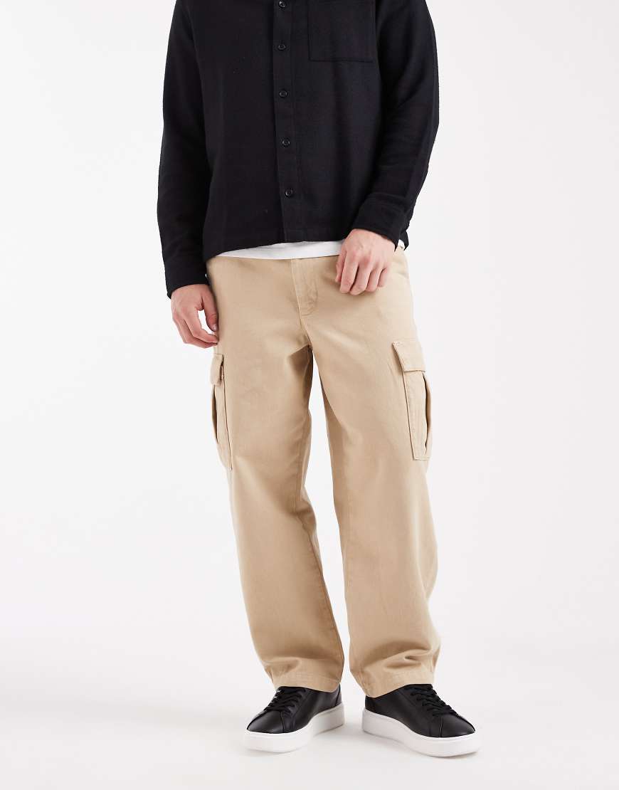 ASOS DESIGN - Schmal zulaufende Relaxed-Fit-Cargohose in Beige-Neutral von ASOS DESIGN