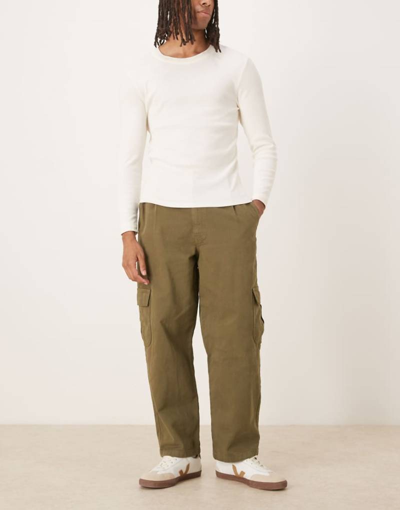 ASOS DESIGN - Schmal zulaufende Relaxed Fit Cargohose in Khaki mit Bundfalten-Grün ASOS DESIGN - Schmal zulaufende Relaxed Fit Cargohose in Khaki mit Bundfalten-Grün von ASOS DESIGN