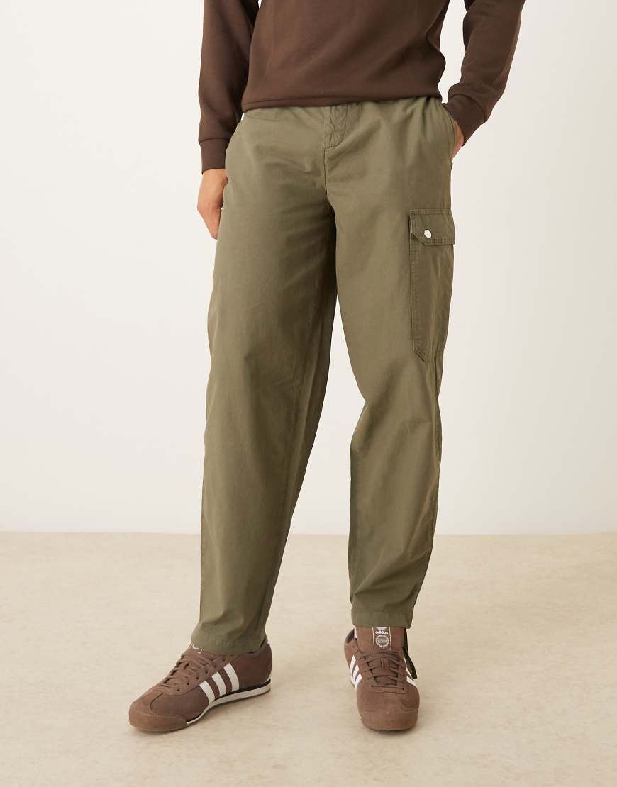 ASOS DESIGN - Schmal zulaufende Relaxed-Fit-Cargohose in Khaki mit Kordelzugsaum-Grün von ASOS DESIGN