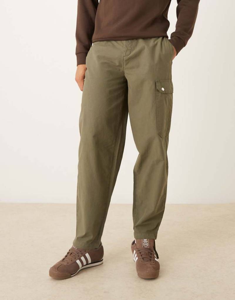 ASOS DESIGN - Schmal zulaufende Relaxed-Fit-Cargohose in Khaki mit Kordelzugsaum-Grün von ASOS DESIGN