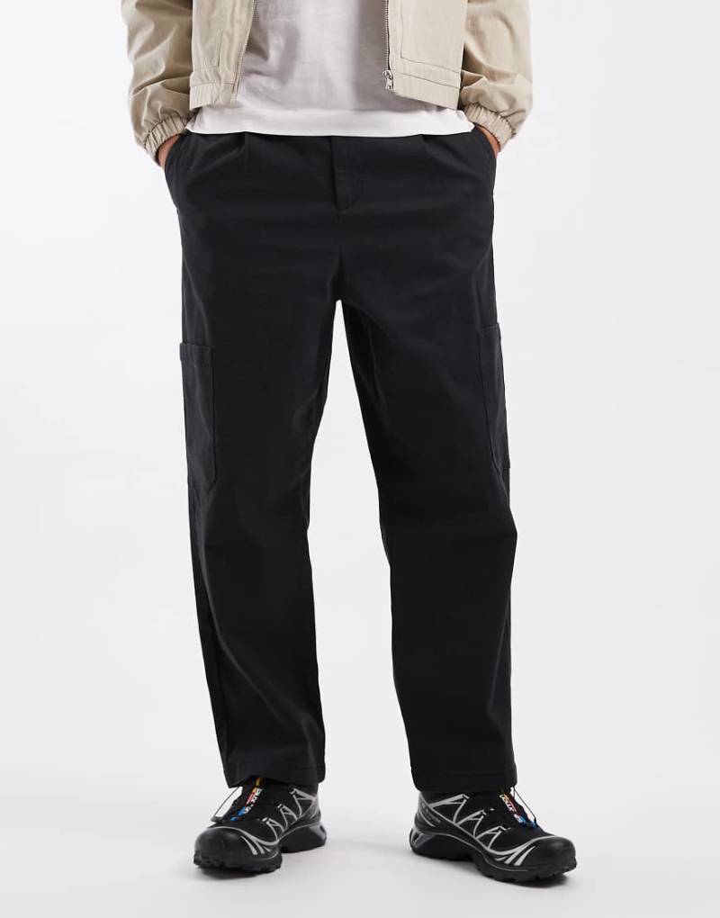 ASOS DESIGN - Schmal zulaufende Relaxed Fit Cargohose in Schwarz mit Bundfalten von ASOS DESIGN