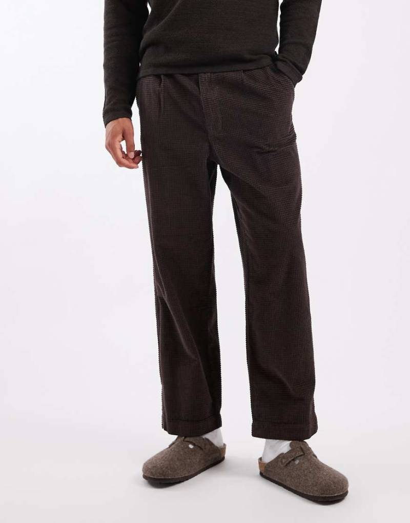 ASOS DESIGN - Schmal zulaufende Relaxed-Fit-Hose aus Bubble-Cord in Braun-Brown von ASOS DESIGN