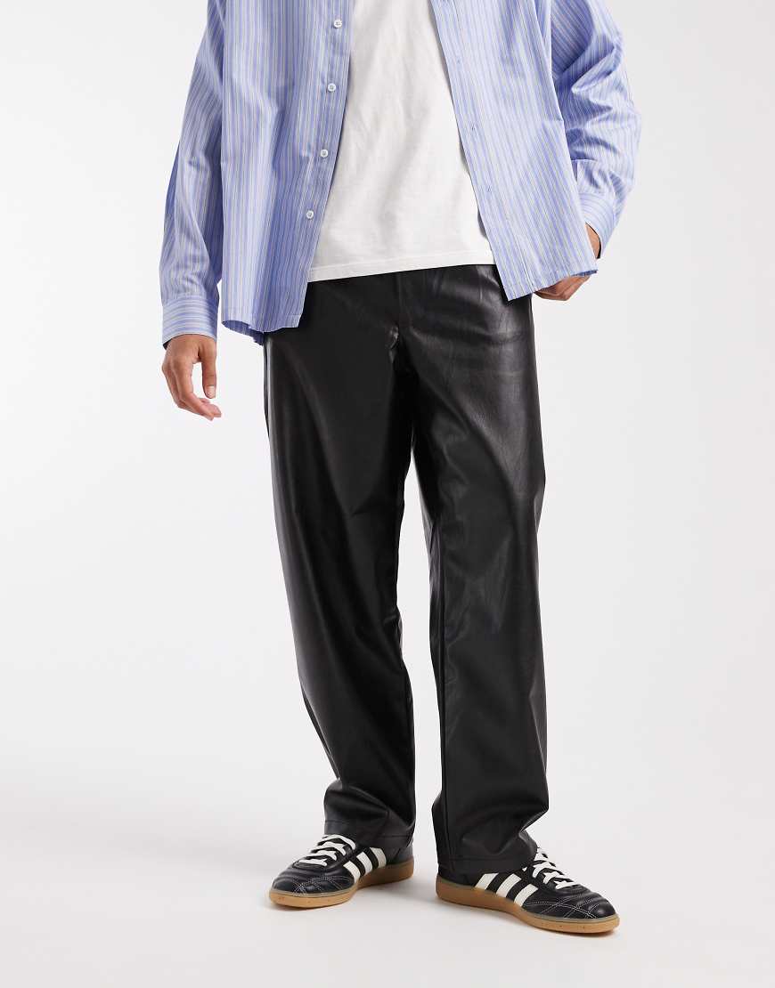 ASOS DESIGN - Schmal zulaufende Relaxed-Fit-Hose aus schwarzem Kunstleder von ASOS DESIGN