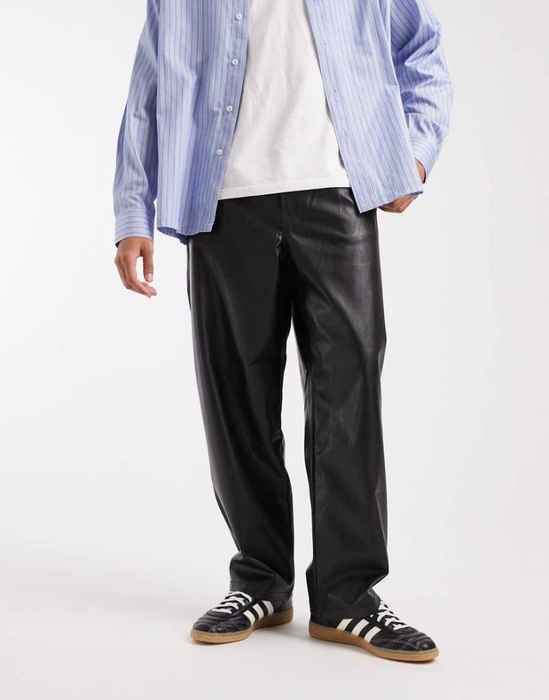 ASOS DESIGN - Schmal zulaufende Relaxed-Fit-Hose aus schwarzem Kunstleder von ASOS DESIGN