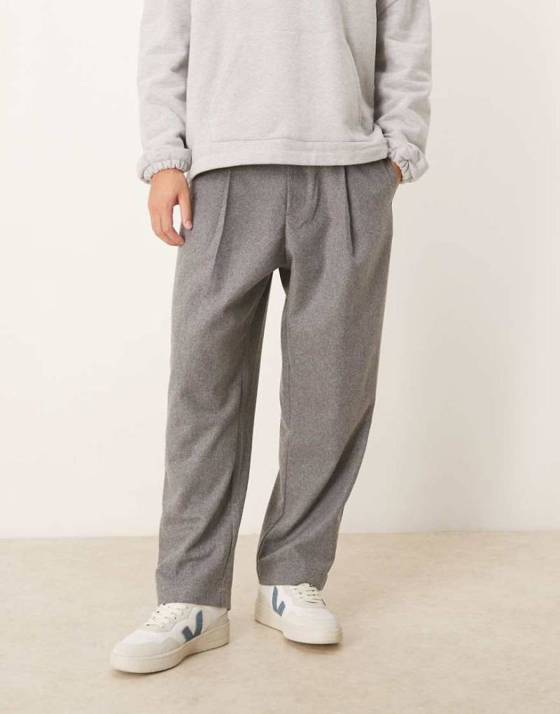 ASOS DESIGN - Schmal zulaufende Relaxed-Fit-Hose in Grau mit Wolloptik von ASOS DESIGN