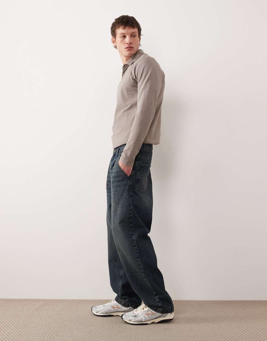 ASOS DESIGN - Schmal zulaufende Relaxed-Fit-Jeans in dunkelblauer Waschung von ASOS DESIGN