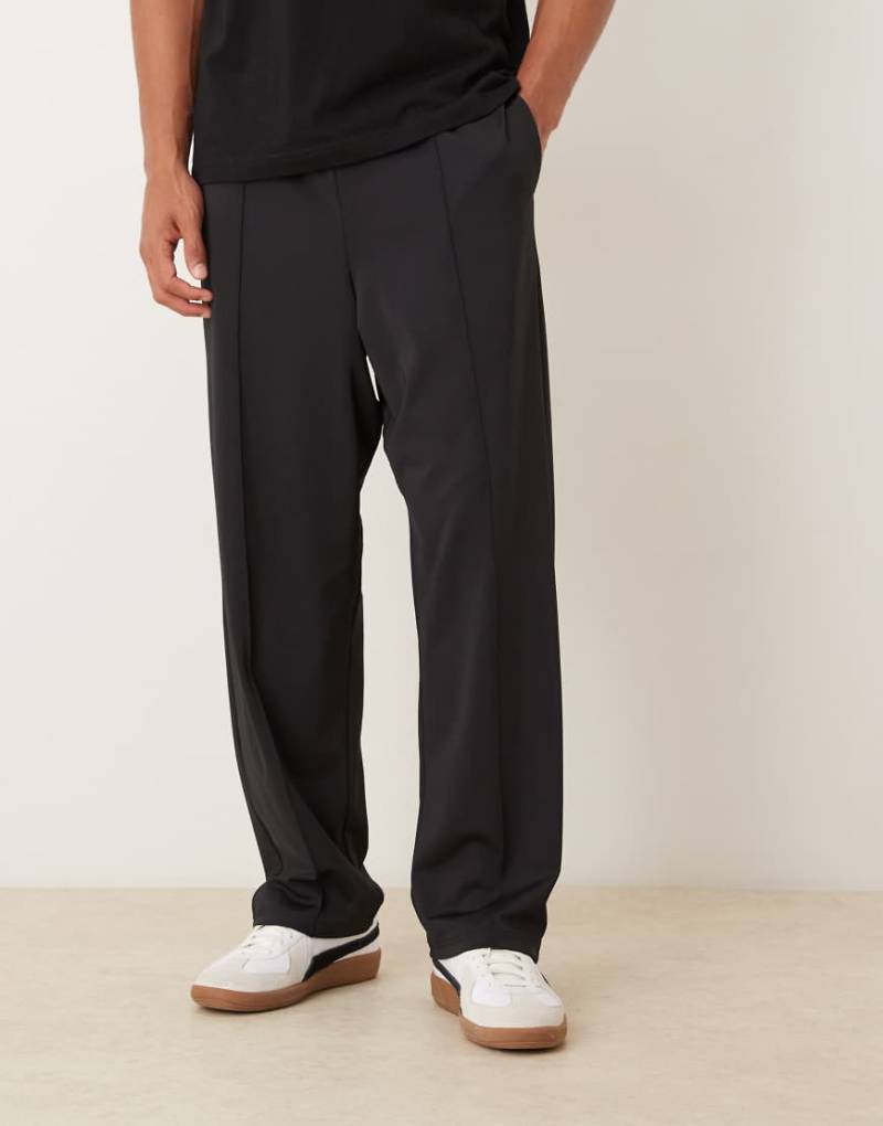 ASOS DESIGN - Schmal zulaufende Relaxed-Fit-Jogginghose in Schwarz mit Biesendetail und Neopren-Optik von ASOS DESIGN