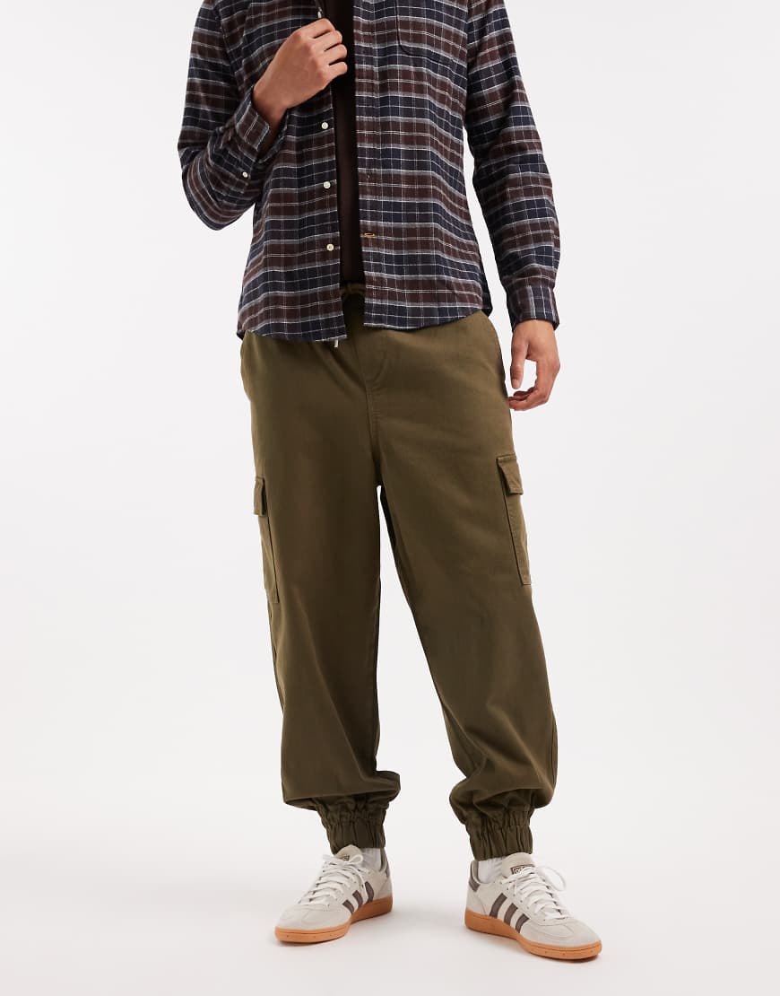 ASOS DESIGN - Schmal zulaufende Schlupf-Cargohose in Khaki-Grün von ASOS DESIGN