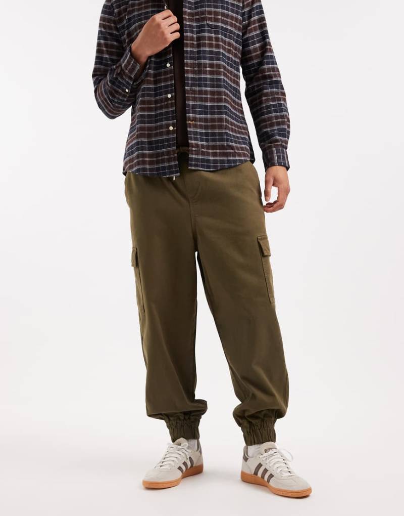 ASOS DESIGN - Schmal zulaufende Schlupf-Cargohose in Khaki-Grün von ASOS DESIGN