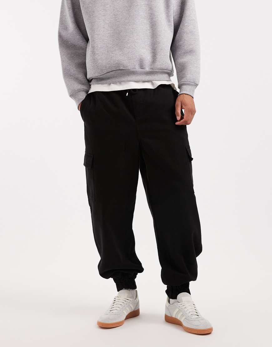 ASOS DESIGN - Schmal zulaufende Schlupf-Cargohose in Schwarz von ASOS DESIGN