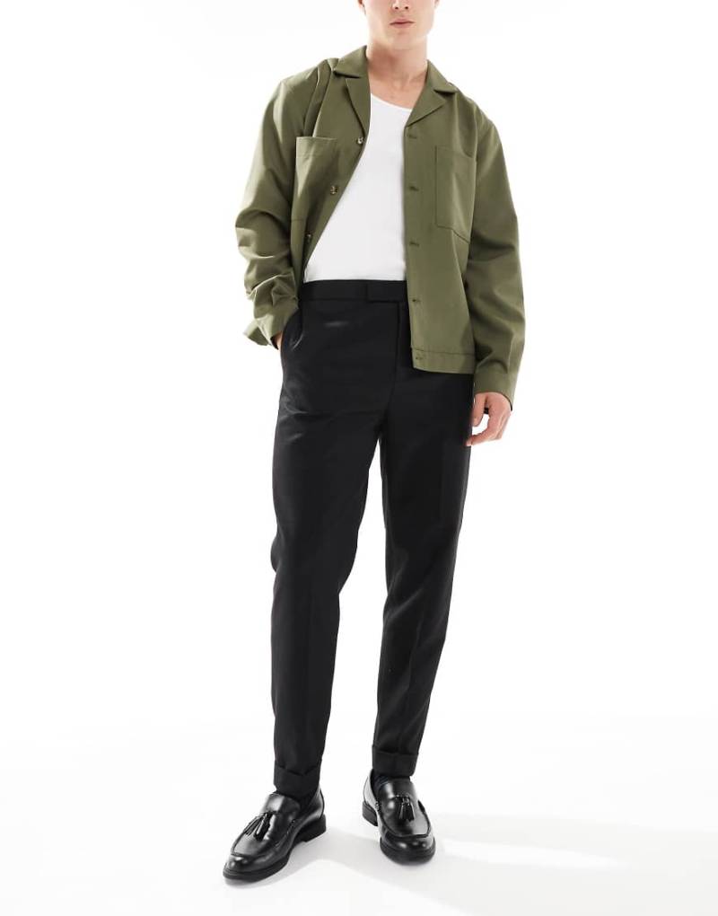 ASOS DESIGN - Schmal zulaufende Hose aus Twill in Schwarz mit halbelastischem Bund von ASOS DESIGN