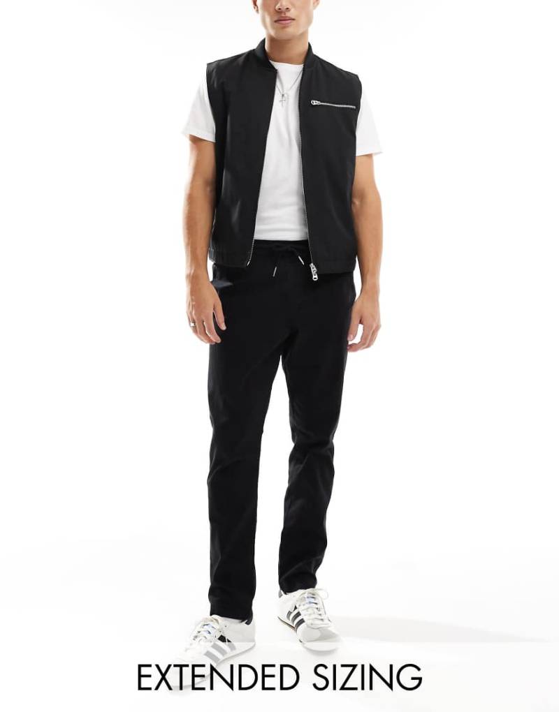 ASOS DESIGN - Schmal zulaufende Schlupfhose in Schwarz mit elastischem Bund von ASOS DESIGN