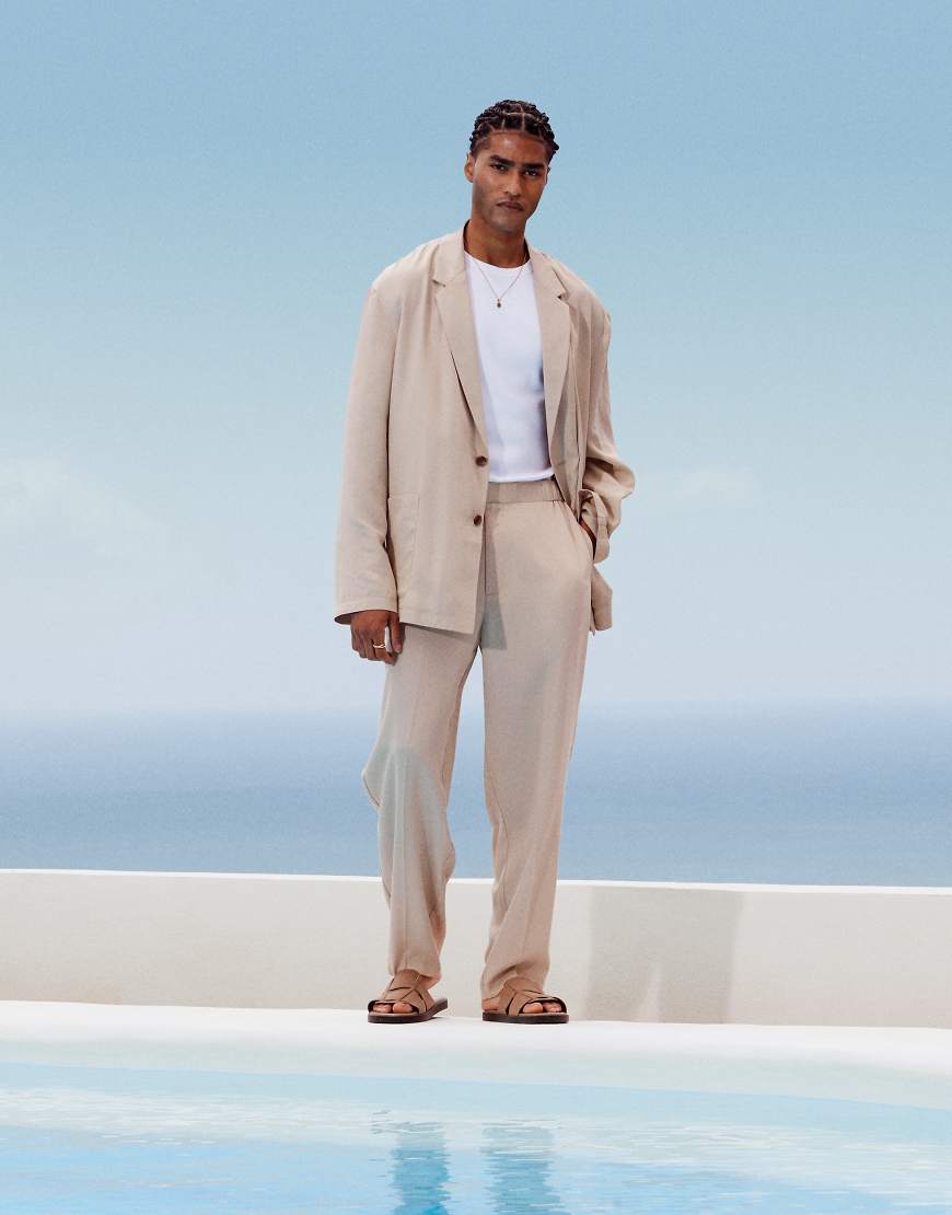 ASOS DESIGN - Schmal zulaufende, leichte Anzughose in Steinbeige mit Oversize-Schnitt-Neutral ASOS DESIGN - Schmal zulaufende, leichte Anzughose in Steinbeige mit Oversize-Schnitt-Neutral von ASOS DESIGN