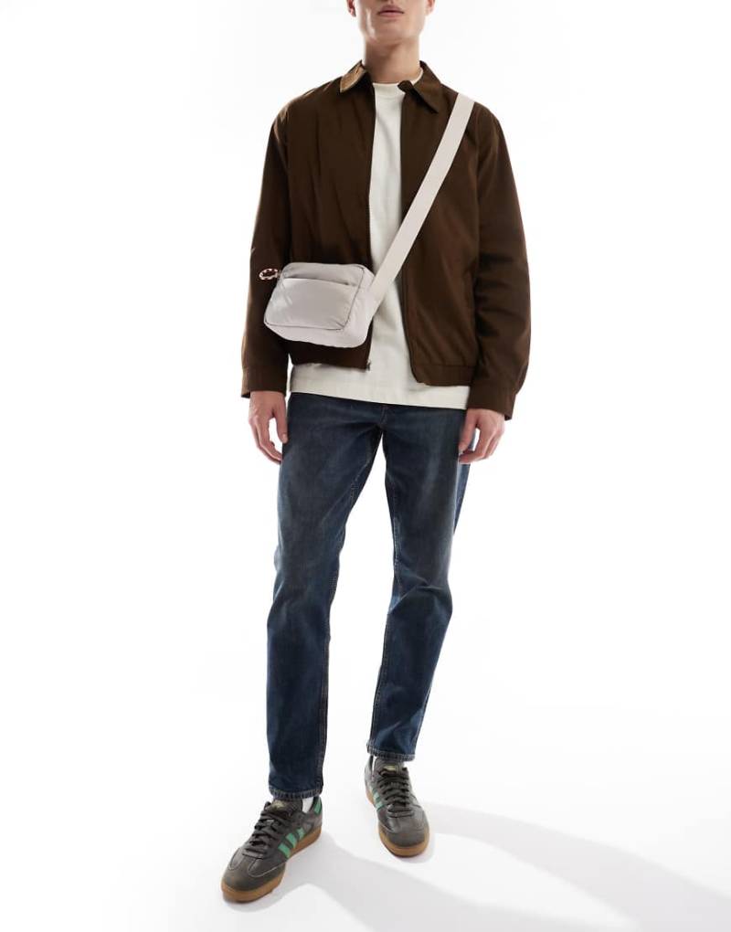 ASOS DESIGN - Schmal zulaufende Stretch-Jeans in dunkelblau getönter Waschung von ASOS DESIGN