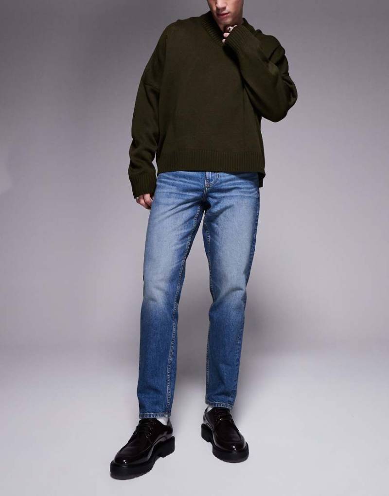 ASOS DESIGN - Schmal zulaufende Stretch-Jeans in dunkelblau getönter Waschung von ASOS DESIGN