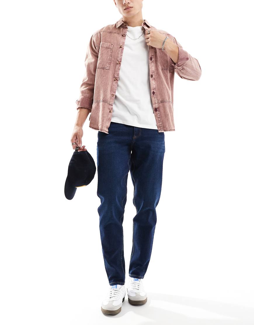 ASOS DESIGN - Schmal zulaufende Stretch-Jeans in dunkelblauer Waschung ASOS DESIGN - Schmal zulaufende Stretch-Jeans in dunkelblauer Waschung von ASOS DESIGN