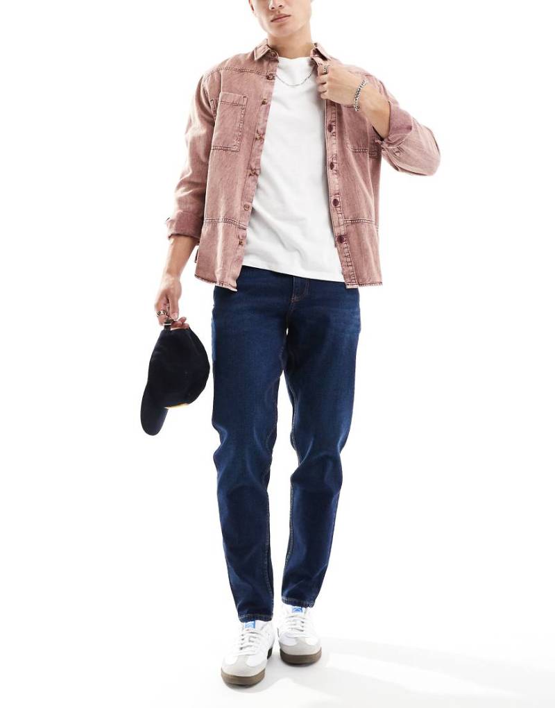 ASOS DESIGN - Schmal zulaufende Stretch-Jeans in dunkelblauer Waschung von ASOS DESIGN