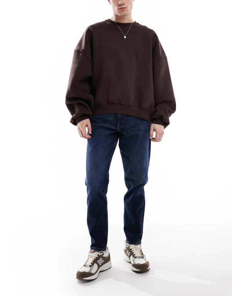 ASOS DESIGN - Schmal zulaufende Stretch-Jeans in dunkler Waschung-Blau von ASOS DESIGN