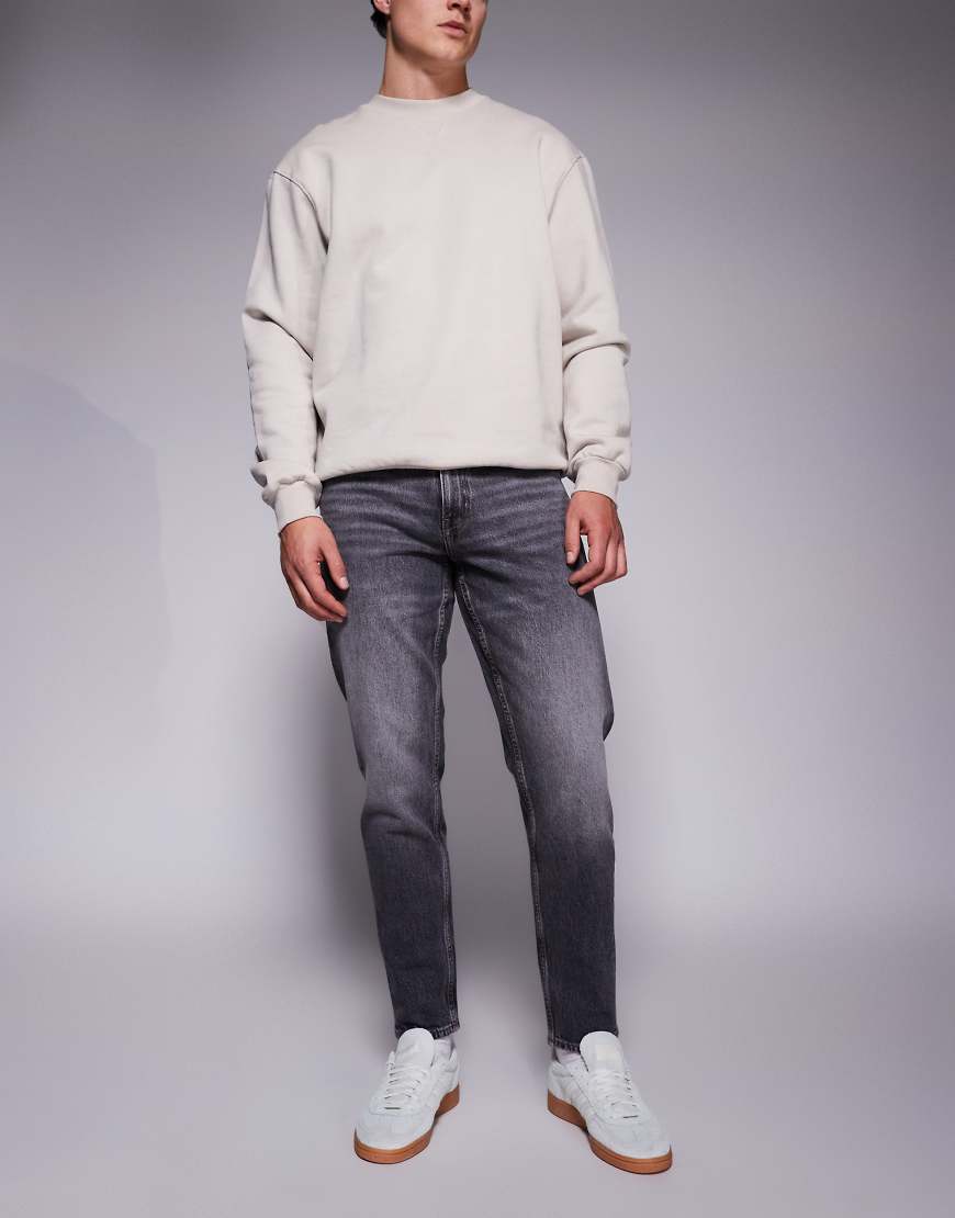 ASOS DESIGN - Schmal zulaufende Stretch-Jeans in hellgrauer Waschung ASOS DESIGN - Schmal zulaufende Stretch-Jeans in hellgrauer Waschung von ASOS DESIGN
