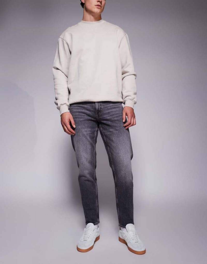 ASOS DESIGN - Schmal zulaufende Stretch-Jeans in hellgrauer Waschung von ASOS DESIGN