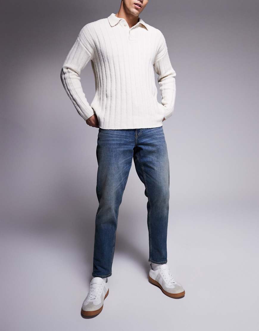ASOS DESIGN - Schmal zulaufende Stretch-Jeans in mittelblauer Waschung mit Tönung von ASOS DESIGN