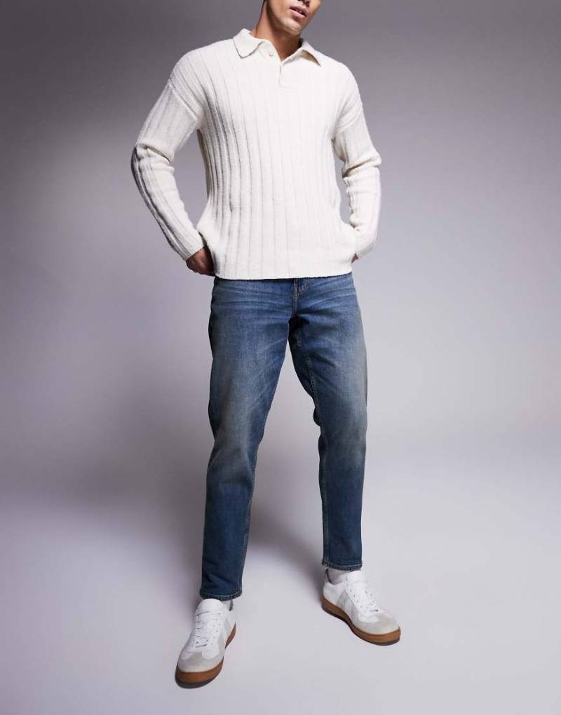 ASOS DESIGN - Schmal zulaufende Stretch-Jeans in mittelblauer Waschung mit Tönung von ASOS DESIGN