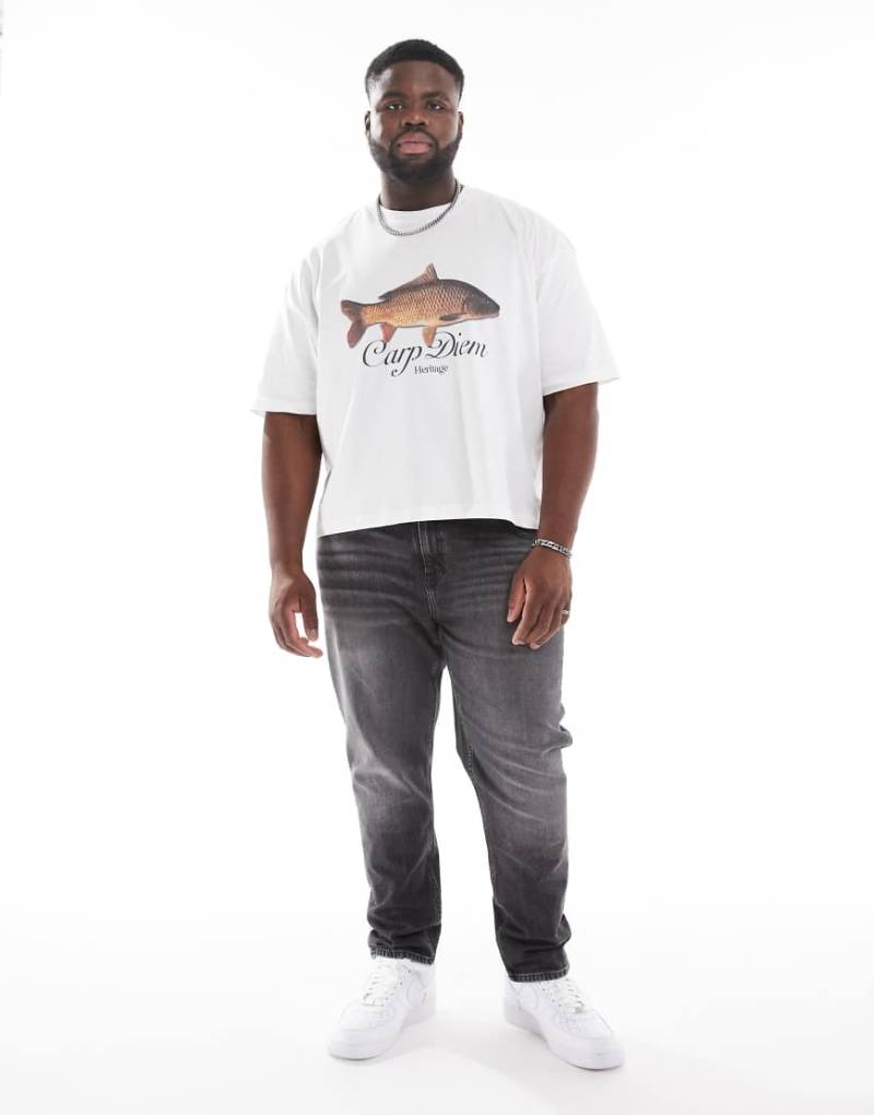 ASOS DESIGN - Schmal zulaufende Stretch-Jeans in verwaschenem Schwarz mit Vintage-Tönung von ASOS DESIGN