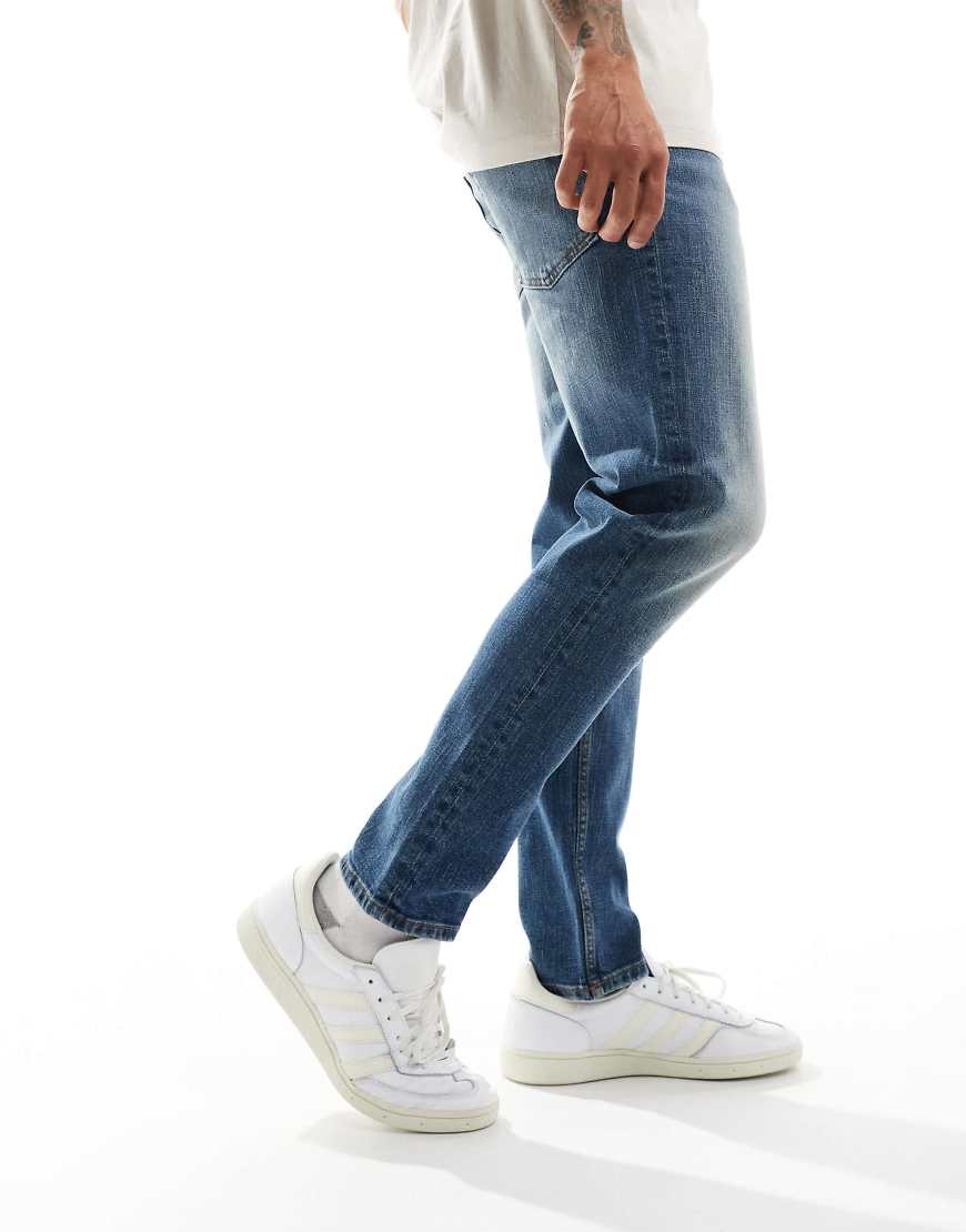ASOS DESIGN - Schmal zulaufende Stretch-Jeans in verwaschenem Vintage-Mittelblau ASOS DESIGN - Schmal zulaufende Stretch-Jeans in verwaschenem Vintage-Mittelblau von ASOS DESIGN