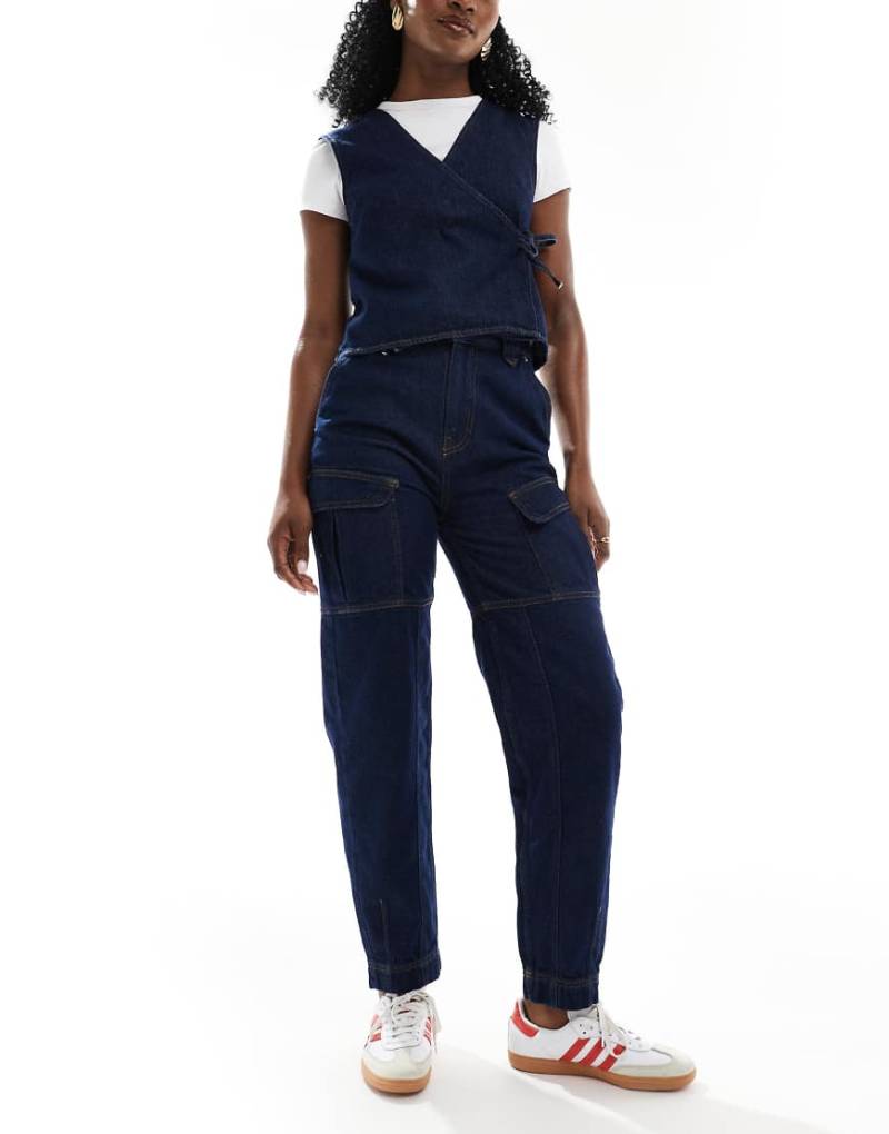 ASOS DESIGN - Schmal zulaufende Utility-Jeans in Rinse-Waschung-Marineblau von ASOS DESIGN